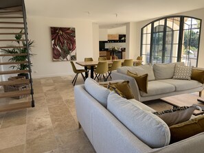 Televisie en een open haard