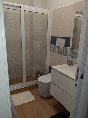 Douche, baignoire à jets, sèche-cheveux, serviettes fournies