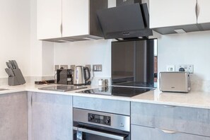 Kühlschrank, Mikrowelle, Ofen, Herdplatte