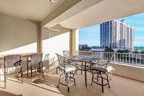 Outdoor dining - Ariel Dunes I 304 - Seascape Resort, Two Pools, Onsite Dining, Fitness + Tennis! (Miramar Beach)