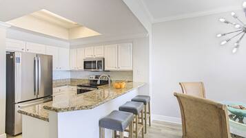 Een vaatwasser, een eettafel