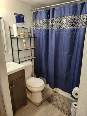 Combined shower/bathtub, towels, soap, toilet paper - Spacious Cheerful 1-Bedroom Residential Home (Tulsa)