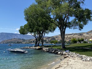 On the beach - Chelan Shores Two Bedroom Gem (Chelan)