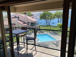 Outdoor dining - Chelan Shores Two Bedroom Gem (Chelan)