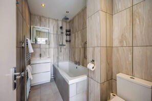 Combined shower/tub, hair dryer - Candle Island View - Harbour Views (Poole)