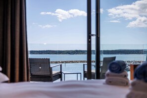 3 bedrooms, iron/ironing board, WiFi, bed sheets - Candle Island View - Harbour Views (Poole)