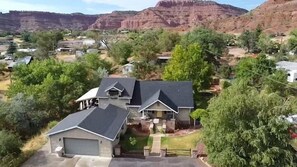 A residential area with houses, a garage, and a mountain backdrop. - Spacious Retreat w/ Views Near Zion & Bryce UT (Kanab)
