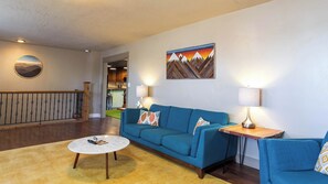 Televisie, een open haard, een dvd-speler en een kantoor