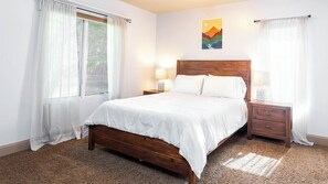 5 slaapkamers, een strijkplank/strijkijzer, reisbedje, wifi