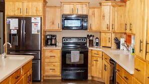 Coffee/tea maker, fridge, microwave, oven - Vacation Home w/red rock views, Near Zion & Bryce (Kanab)