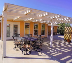 Outdoor dining - Vacation Home w/red rock views, Near Zion & Bryce (Kanab)