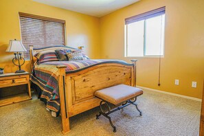 3 bedrooms, desk, iron/ironing board, travel crib - Vacation Home w/red rock views, Near Zion & Bryce (Kanab)
