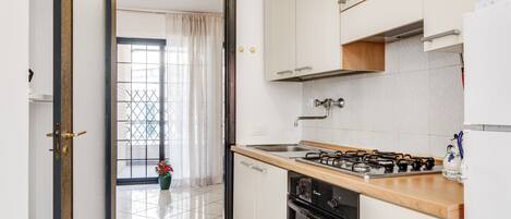 Apartment | Eigene Küche | Großer Kühlschrank, Ofen, Herdplatte, Wasserkocher