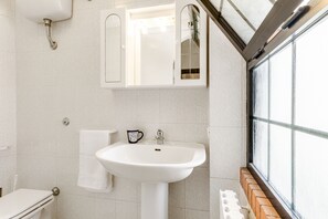Appartamento | Bagno | Combinazione doccia/vasca, soffione a pioggia, asciugacapelli, bidet