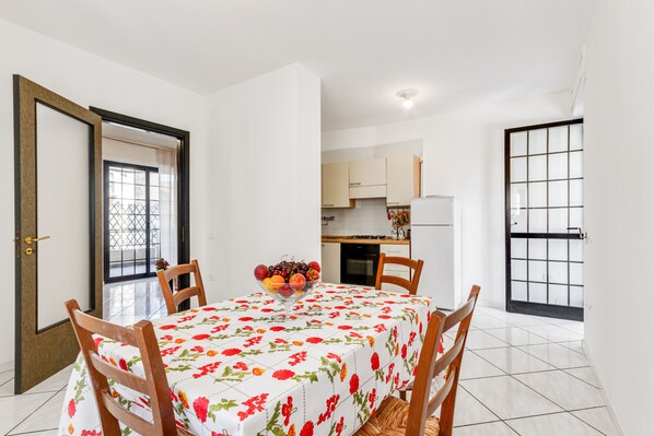 Appartamento | Cucina privata | Frigorifero con congelatore, forno, piano cottura, bollitore elettrico