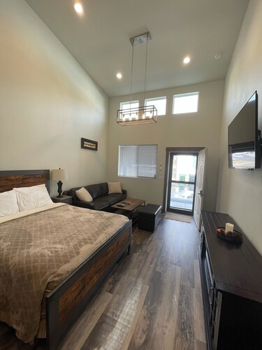 CORRAL VILLAS<br>Deluxe studios in the north entrance to Yellowstone