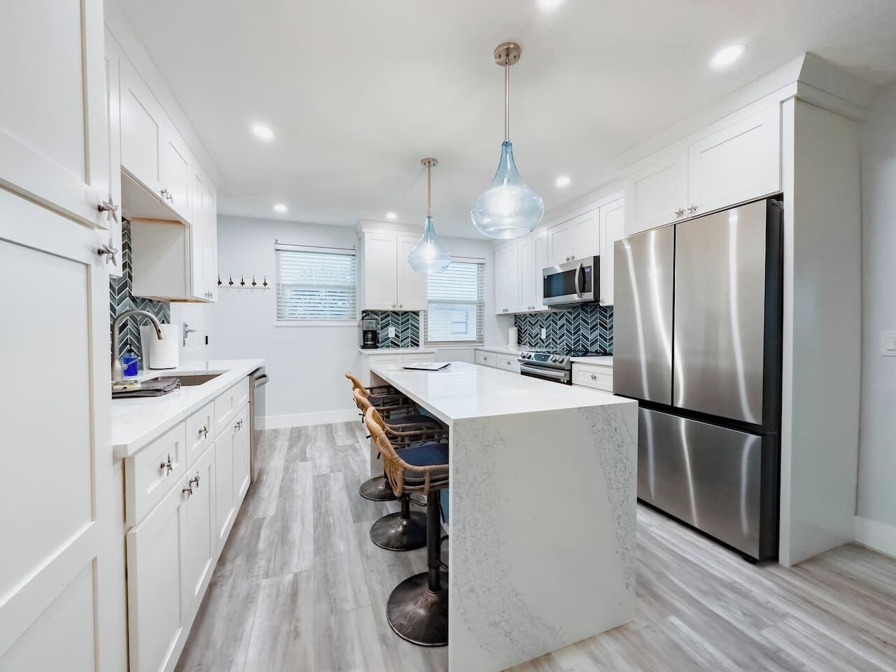 Réfrigérateur, four à micro-ondes, un four, surface de cuisson