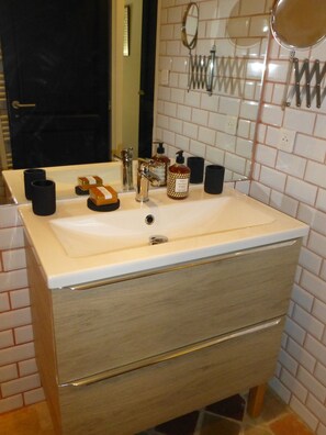 Dusche, Whirlpool, Haartrockner, Handtücher