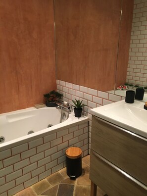 Shower, jetted bath, hair dryer, towels