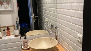 Regadera, tina de hidromasaje, secadora de cabello, toallas