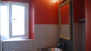 A bathroom with a window, a sink, and a mirror. - ★ Zen cocoon, calm & bright in Belleville ★ (Paris)