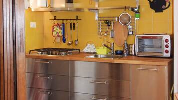 Refrigerador, microondas, parrilla de estufa y cafetera y tetera