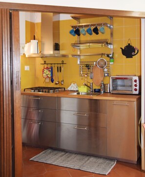 Kühlschrank, Mikrowelle, Herdplatte, Wasserkocher mit Kaffee-/Teezubehör