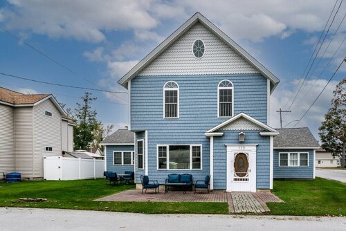 The Beach Pad · Spacious 4BR Getaway · Walk to Sylvan Beach