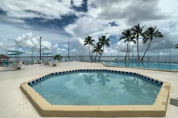 Una piscina al aire libre, una piscina climatizada