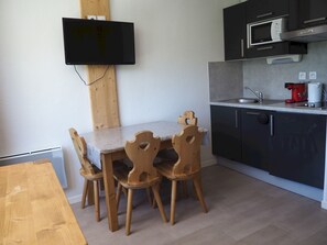 Fridge, microwave, dishwasher, toaster - travelski home select - Résidence Médian - Studio 3 personnes 212 (Les Menuires)