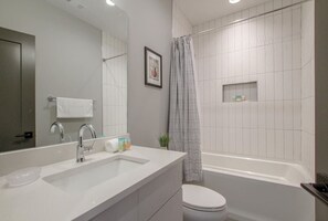 Baignoire, sèche-cheveux