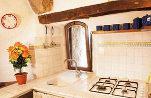 Frigorifero, piano cottura, macchina per tè/caffè, bollitore elettrico