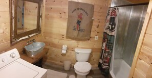 Duschwanne, Handtücher, Toilettenpapier