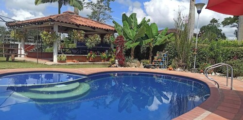 Ideal chalet: tourism in the coffee region with swimming pool.