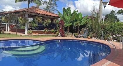 Ideal chalet: tourism in the coffee region with swimming pool.