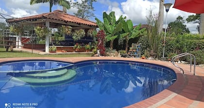 Chalet ideal: turismo en eje cafetero con piscina.