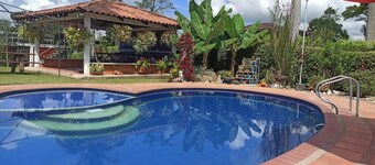 Ideal chalet: tourism in the coffee region with swimming pool.