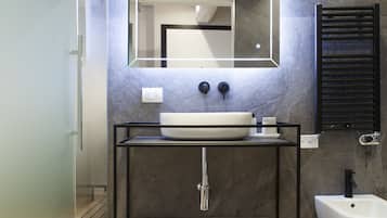 Badewanne, Whirlpool, Haartrockner, Bidet