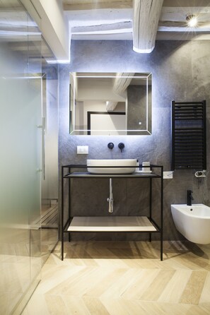 Baignoire, baignoire à jets, sèche-cheveux, bidet