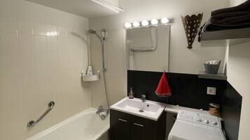 Deluxe Apartment | Bathroom