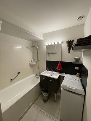 Deluxe Apartment | Bathroom | Combined shower/tub, hair dryer, towels, shampoo - Charmant Zola (Troyes)