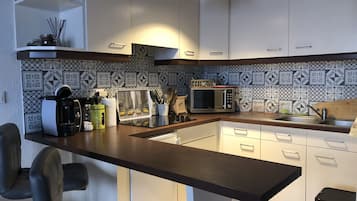 Departamento Deluxe | Cocina privada | Refrigerador, microondas, horno y cafetera de espresso
