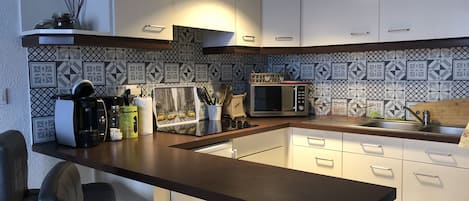 Deluxe Apartment | Private kitchen | Fridge, microwave, oven, espresso maker