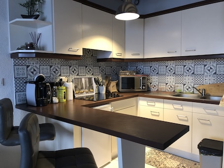 Refrigerador, microondas, horno, cafetera expreso
