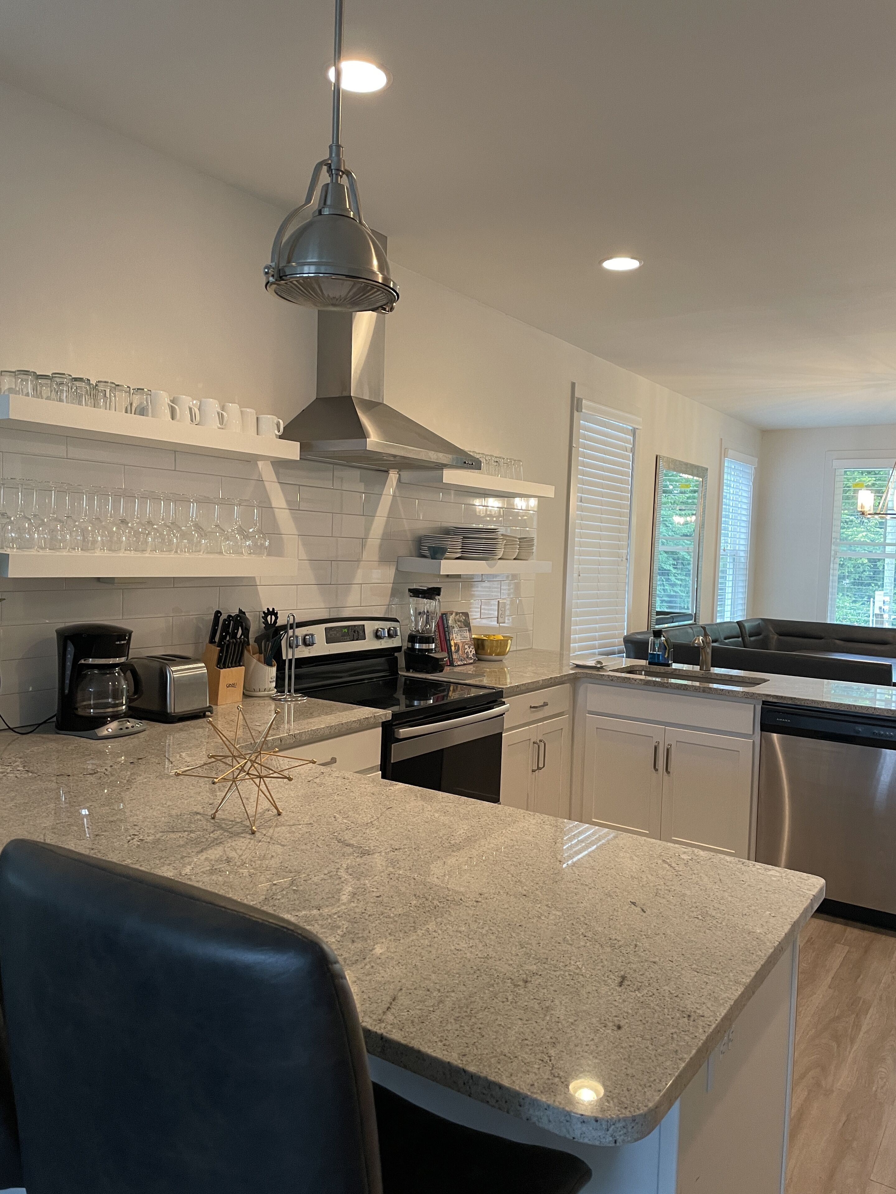 Køleskab, mikrobølgeovn, ovn, kogeplade