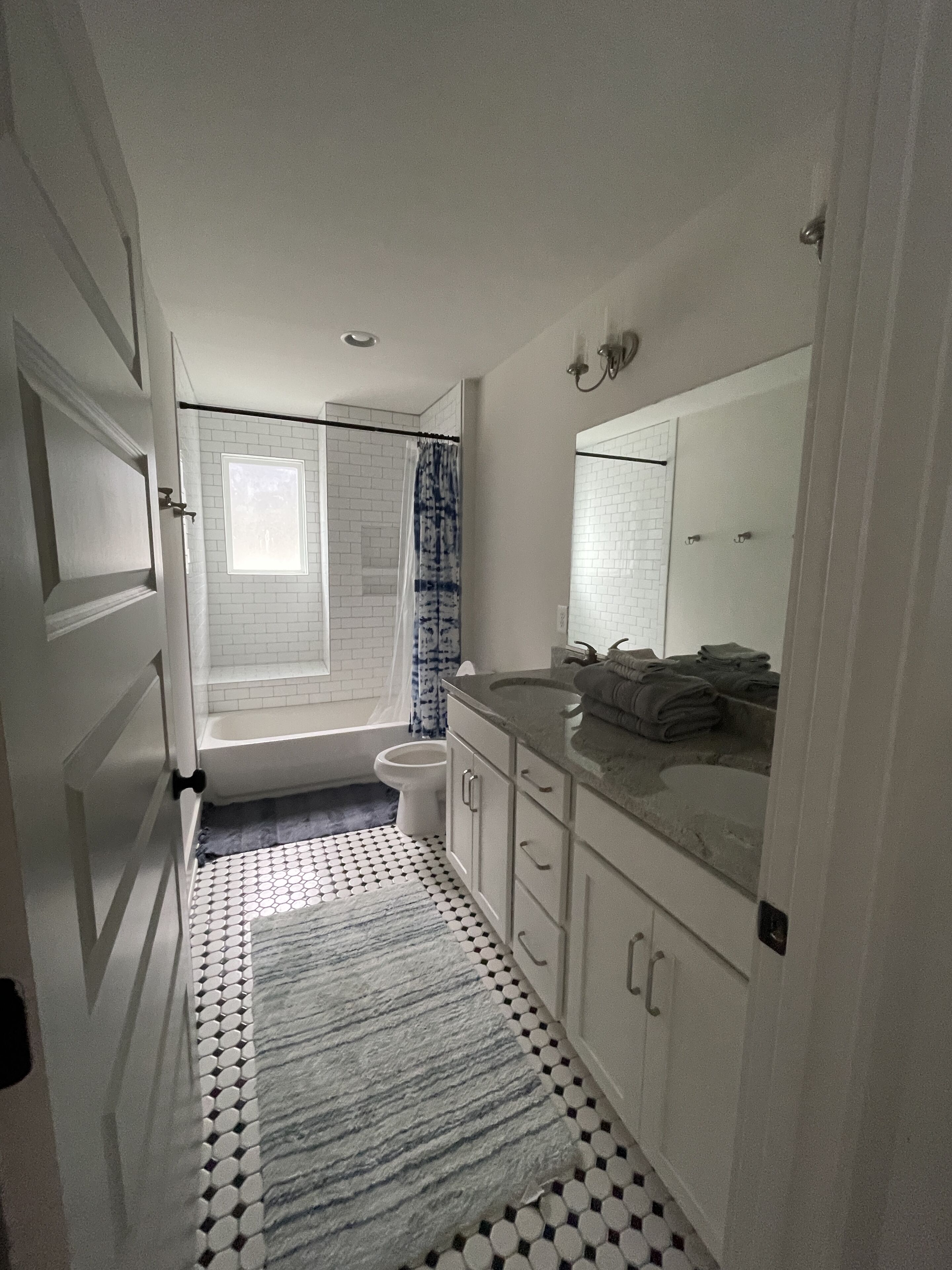 Un baño con bañera, inodoro y lavamanos.