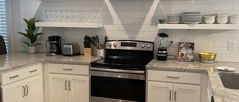 Réfrigérateur, four à micro-ondes, un four, surface de cuisson