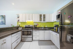 Fridge, microwave, oven, stovetop - Oceanfront Condo with Pool & Stunning Views (Tempate)