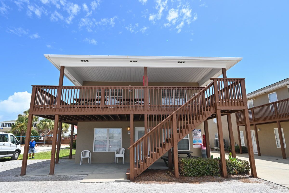 New to VRBO! Spacious Retreat Cottage steps away from uncrowded West End beach 