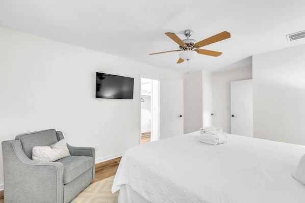 3 habitaciones, tabla de planchar con plancha y cuna de viaje